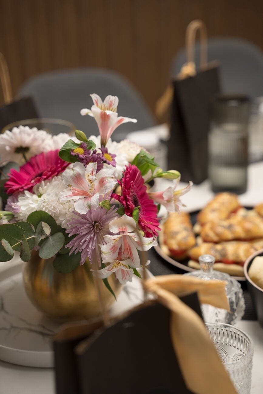 Centro de mesa con flores en un encuentro de Café Notarial